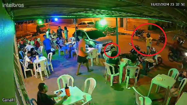 Câmera de segurança flagra dupla atirando em mulher em bar de Marabá